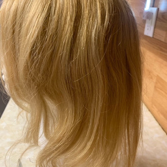 Golden blonde shoulder length wig - Picture 4 of 6